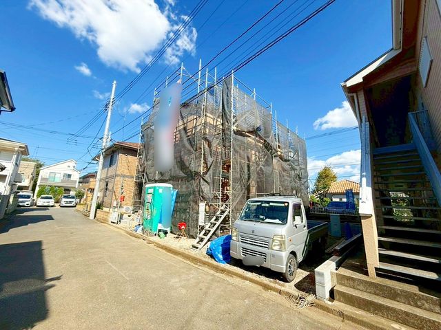 現地外観写真 開放感と日当たりが良好です♪リビングや駐車場の配置も自由に決めやすく間取りの選択肢が広がります!死角が少ないので空き巣や不法侵入のリスクも抑える事ができます(撮影日:2025.10.17)