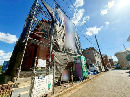 現地外観写真 主寝室はぜいたくな広さで、収納力も◎です!ワークスペースや趣味のコーナーも作れたり、広さがしっかりとあるので、家具の配置も自由自在♪理想の空間が作れちゃいます♪(撮影日:2025.10.17)