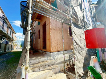 現地外観写真 たっぷり洗濯物を干せるワイドバルコニーは実用的なだけでなく、プランターを置いてガーデニングや家庭菜園を楽しむこともでき生活に彩を加える空間としても使えます♪(撮影日:2025.10.17)