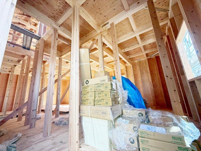 その他内観 2面採光のお部屋なので、陽の光をたくさん取り込めて明るい室内です♪窓が2面あるので開放感もあって風通しも良好です♪ポカポカのお日様の光を感じられる気持ちの良い空間です(撮影日:2025.10.17)