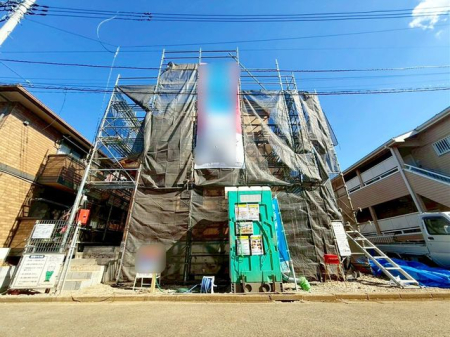 現地外観写真 建築中ですが、同じ建築会社で建てられた別の現場を施工例としてご案内させて頂きます。完成後には見る事の出来ない部分が見学できるタイミング♪仕様等もご説明させて頂きます!(撮影日:2025.10.17)