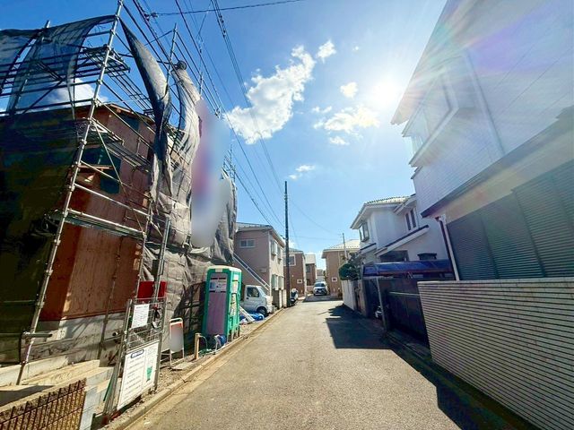 現地外観写真 前面道路は車通りが少なく排気ガスや騒音を気にせずゆったりと暮らせます。お子様の通学も安心して送り出すことが出来、安全性や落ち着いた住環境を重視する方にピッタリです♪(撮影日:2025.10.17)