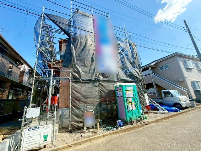現地外観写真 建築中ですが、同じ建築会社で建てられた別の現場を施工例としてご案内させて頂きます。完成後には見る事の出来ない部分が見学できるタイミング♪仕様等もご説明させて頂きます!(撮影日:2025.10.17)