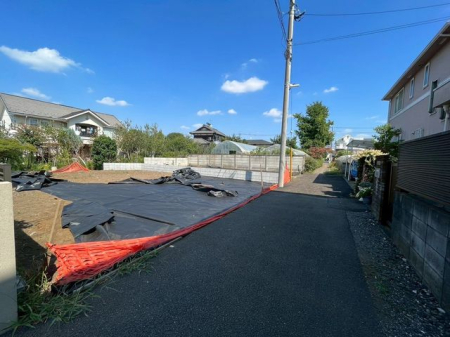 現地外観写真 前面道路は車通りが少なく排気ガスや騒音を気にせずゆったりと暮らせます。お子様の通学も安心して送り出すことが出来、安全性や落ち着いた住環境を重視する方にピッタリです♪(撮影日:2025.9.1)