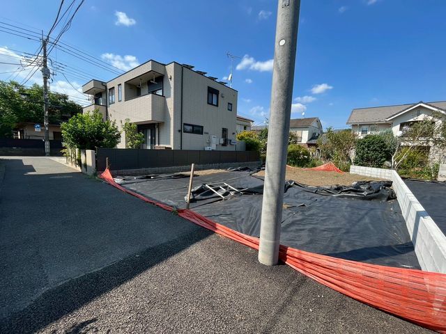 現地外観写真 前面道路は車通りが少なく排気ガスや騒音を気にせずゆったりと暮らせます。お子様の通学も安心して送り出すことが出来、安全性や落ち着いた住環境を重視する方にピッタリです♪(撮影日:2025.9.1)