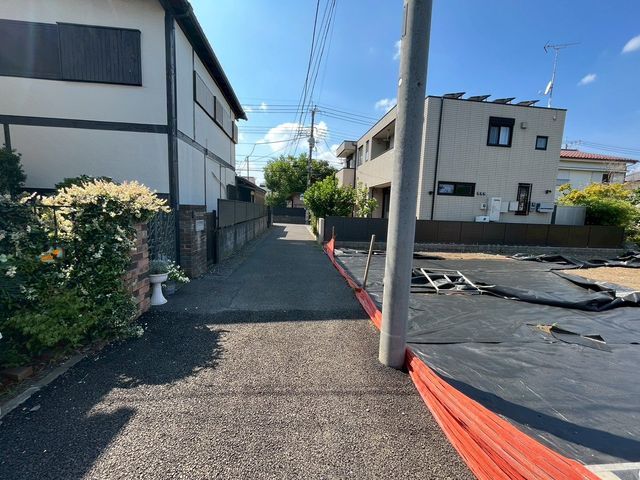 現地外観写真 前面道路は車通りが少なく排気ガスや騒音を気にせずゆったりと暮らせます。お子様の通学も安心して送り出すことが出来、安全性や落ち着いた住環境を重視する方にピッタリです♪(撮影日:2025.9.1)