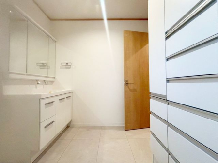 ʑEʏ ʎɂ͕֗ȃluꂠIƑ̃^I⒅ւ܂Ƃ߂ĕЕtĉKłB̏o₷ʎAl[΂ZKɎg܂IiBeF2025/11/4j