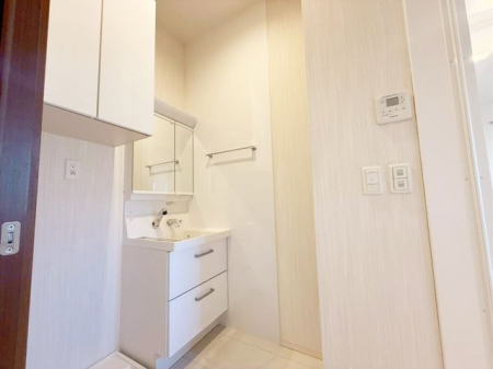 ʑEʏ ʎɂ͕֗ȃluꂠIƑ̃^I⒅ւ܂Ƃ߂ĕЕtĉKłB̏o₷ʎAl[΂ZKɎg܂IiBeF2025.11.22j