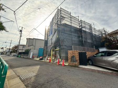 ���n�O�ώʐ^ �O�ʓ��H�͎Ԓʂ肪���Ȃ��r�C�K�X�⑛�����C�ɂ����������ƕ�点�܂��B���q�l�̒ʊw�����S���đ���o�����Ƃ��o���A���S���◎���������Z�����d��������Ƀs�b�^���ł���i�B�e���F2025/12/10�j