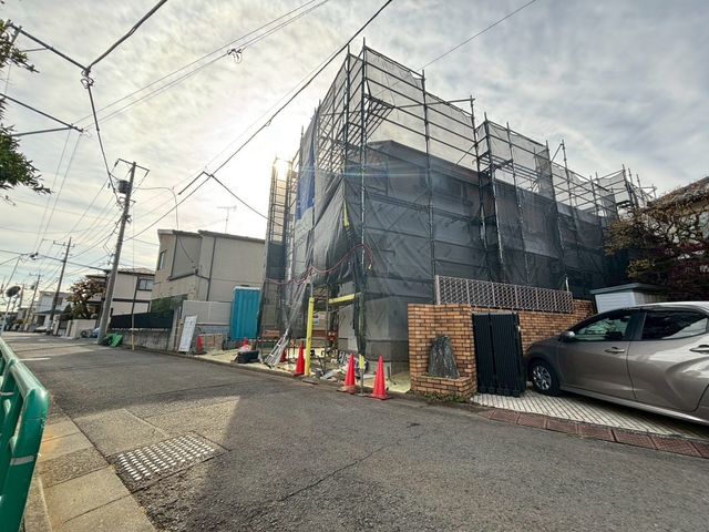 ���n�O�ώʐ^ �O�ʓ��H�͎Ԓʂ肪���Ȃ��r�C�K�X�⑛�����C�ɂ����������ƕ�点�܂��B���q�l�̒ʊw�����S���đ���o�����Ƃ��o���A���S���◎���������Z�����d��������Ƀs�b�^���ł���i�B�e���F2025/12/10�j