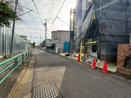 ���n�O�ώʐ^ �O�ʓ��H�͎Ԓʂ肪���Ȃ��r�C�K�X�⑛�����C�ɂ����������ƕ�点�܂��B���q�l�̒ʊw�����S���đ���o�����Ƃ��o���A���S���◎���������Z�����d��������Ƀs�b�^���ł���i�B�e���F2025/12/10�j