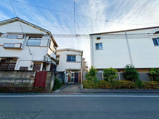 ���n�y�n�ʐ^ �O�ʓ��H�͎Ԓʂ肪���Ȃ��r�C�K�X�⑛�����C�ɂ����������ƕ�点�܂��B���q�l�̒ʊw�����S���đ���o�����Ƃ��o���A���S���◎���������Z�����d��������Ƀs�b�^���ł���i�B�e���F2025/12/10�j