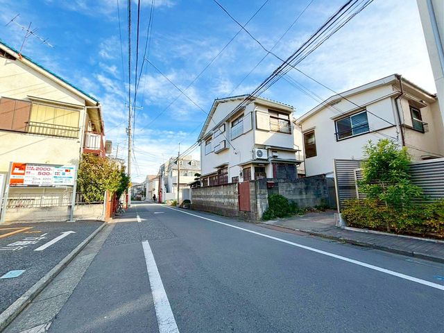 ���n�y�n�ʐ^ �O�ʓ��H�͎Ԓʂ肪���Ȃ��r�C�K�X�⑛�����C�ɂ����������ƕ�点�܂��B���q�l�̒ʊw�����S���đ���o�����Ƃ��o���A���S���◎���������Z�����d��������Ƀs�b�^���ł���i�B�e���F2025/12/10�j