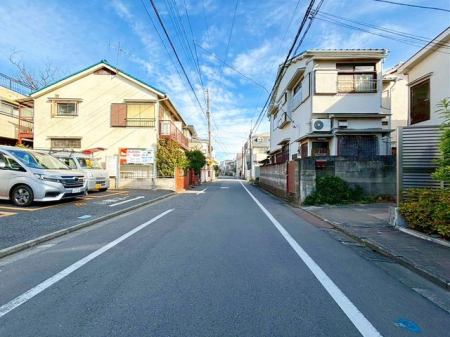 ���n�y�n�ʐ^ �O�ʓ��H�͎Ԓʂ肪���Ȃ��r�C�K�X�⑛�����C�ɂ����������ƕ�点�܂��B���q�l�̒ʊw�����S���đ���o�����Ƃ��o���A���S���◎���������Z�����d��������Ƀs�b�^���ł���i�B�e���F2025/12/10�j