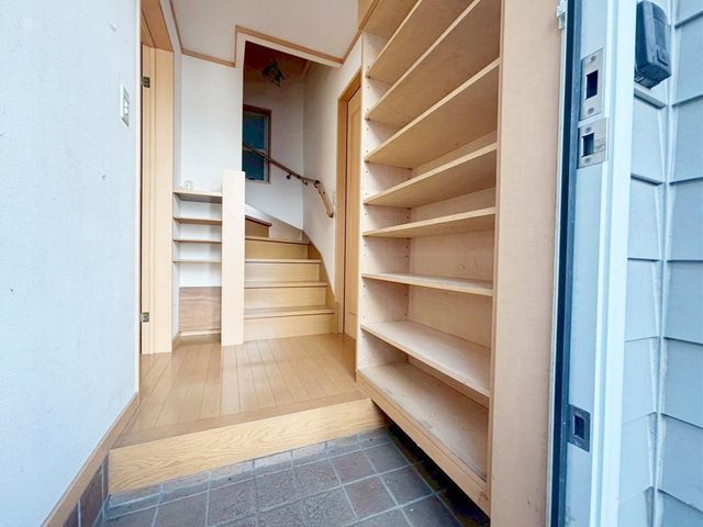 �Q�� 2�ʍ̌��̂������Ȃ̂ŁA�z�̌������������荞�߂Ė��邢�����ł�������2�ʂ���̂ŊJ�����������ĕ��ʂ����ǍD�ł���|�J�|�J�̂����l�̌�����������C�����̗ǂ���Ԃł��i�B�e���F2026/1/9�j