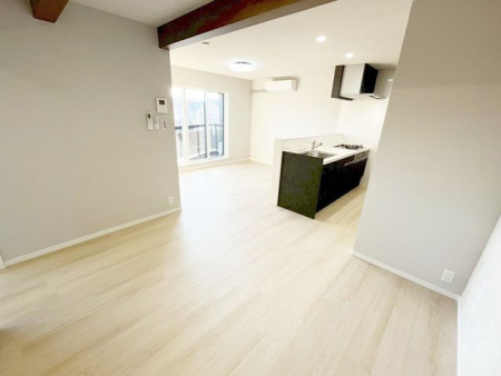 ���r���O ���邭���ꊴ�̂��郊�r���O�́A�i�`�������Ȉ�ۂł��B�ǂ�ȃC���e���A�Ƃ��������悭�A�I�Ԃ̂��y���݂ɂȂ�܂��ˁ�V���v���ȍ�肾����A�C���e���A�̔z�u�����R�Ɋy���߂܂��i�B�e���F2025.12.15�j