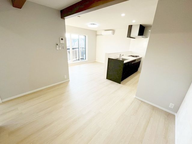 ���r���O ���邭���ꊴ�̂��郊�r���O�́A�i�`�������Ȉ�ۂł��B�ǂ�ȃC���e���A�Ƃ��������悭�A�I�Ԃ̂��y���݂ɂȂ�܂��ˁ�V���v���ȍ�肾����A�C���e���A�̔z�u�����R�Ɋy���߂܂��i�B�e���F2025.12.15�j