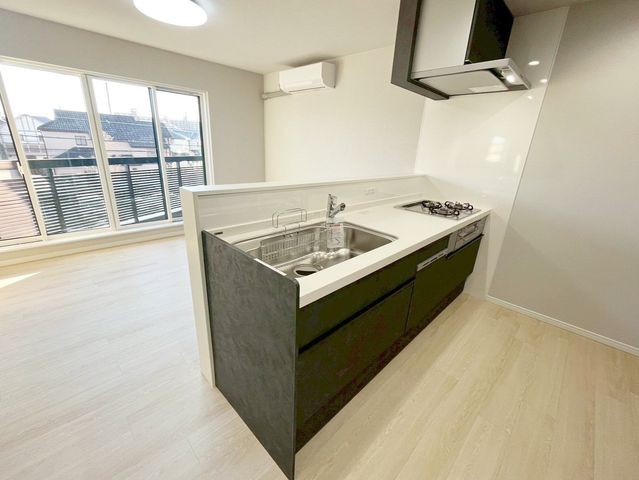 �L�b�`�� �J���I�ȃL�b�`���́A���r���O�S�̂����n������S���̂���݌v�I���������Ƒ��Ƃ̃R�~���j�P�[�V�������Ƃ�āA�����Ȃ��q�l�̂��邲�ƒ�ɂ����ꂵ���|�C���g��i�B�e���F2025.12.15�j