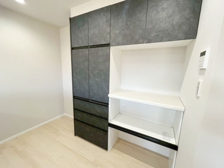 �L�b�`�� �L�b�`���X�y�[�X�ɂ͂��������D���ȕ��ɂ��������J�b�v�{�[�h�t���􂨍D���ȐH���O���X�����[�ł��A�L�b�`����肪�X�b�L�����܂��I�ǂ�Ȃ��M��J�b�v��u�����y���݂ł��ˁ�i�B�e���F2025.12.15�j