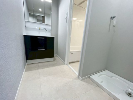 ���ʑ�E���ʏ� ���ʑ�Ɛ���@�u��E�E�߃X�y�[�X����������Ƃꂽ���ʎ��ł��B���[�̑������ʑ�Ȃ̂ŉƑ��F�l�̓��p�i������������[�o���܂���V�����[�w�b�h�t�Ŏg����������i�B�e���F2025.12.15�j