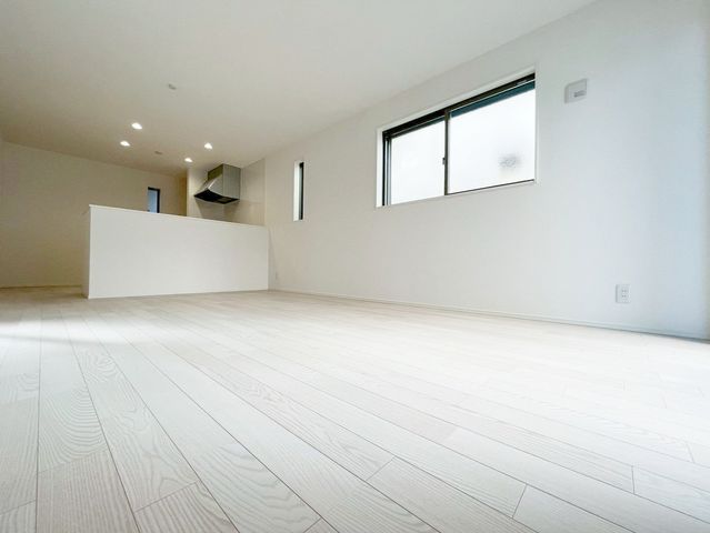 ���r���O ���邭���ꊴ�̂��郊�r���O�́A�i�`�������Ȉ�ۂł��B�ǂ�ȃC���e���A�Ƃ��������悭�A�I�Ԃ̂��y���݂ɂȂ�܂��ˁ�V���v���ȍ�肾����A�C���e���A�̔z�u�����R�Ɋy���߂܂��i�B�e���F2025.12.15�j