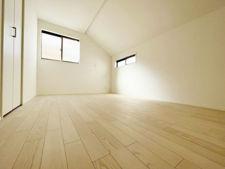 ���̑����� 2�ʍ̌��̂������Ȃ̂ŁA�z�̌������������荞�߂Ė��邢�����ł�������2�ʂ���̂ŊJ�����������ĕ��ʂ����ǍD�ł���|�J�|�J�̂����l�̌�����������C�����̗ǂ���Ԃł��i�B�e���F2025.12.15�j