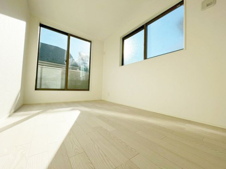 ���̑����� 2�ʍ̌��̂������Ȃ̂ŁA�z�̌������������荞�߂Ė��邢�����ł�������2�ʂ���̂ŊJ�����������ĕ��ʂ����ǍD�ł���|�J�|�J�̂����l�̌�����������C�����̗ǂ���Ԃł��i�B�e���F2025.12.15�j