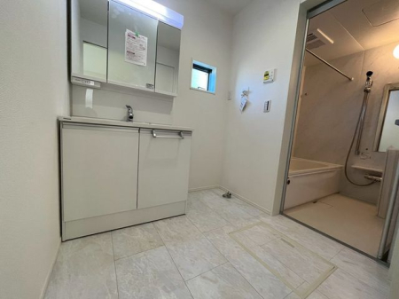 ���ʑ�E���ʏ� ���ʑ�Ɛ���@�u��E�E�߃X�y�[�X����������Ƃꂽ���ʎ��ł��B���[�̑������ʑ�Ȃ̂ŉƑ��F�l�̓��p�i������������[�o���܂���V�����[�w�b�h�t�Ŏg����������i�B�e���F2025.12.15�j