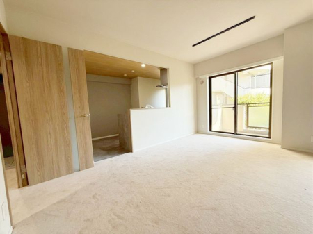 ���r���O ���邭���ꊴ�̂��郊�r���O�́A�i�`�������Ȉ�ۂł��B�ǂ�ȃC���e���A�Ƃ��������悭�A�I�Ԃ̂��y���݂ɂȂ�܂��ˁ�V���v���ȍ�肾����A�C���e���A�̔z�u�����R�Ɋy���߂܂��I