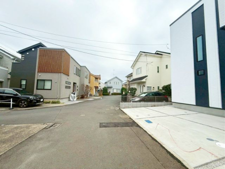 ���n�O�ώʐ^ �O�ʓ��H�͎Ԓʂ肪���Ȃ��r�C�K�X�⑛�����C�ɂ����������ƕ�点�܂��B���q�l�̒ʊw�����S���đ���o�����Ƃ��o���A���S���◎���������Z�����d��������Ƀs�b�^���ł���i�B�e���F2025.12.27�j