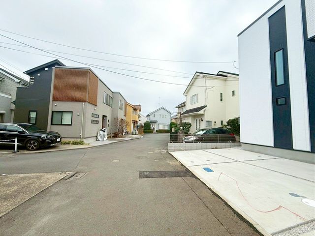 ���n�O�ώʐ^ �O�ʓ��H�͎Ԓʂ肪���Ȃ��r�C�K�X�⑛�����C�ɂ����������ƕ�点�܂��B���q�l�̒ʊw�����S���đ���o�����Ƃ��o���A���S���◎���������Z�����d��������Ƀs�b�^���ł���i�B�e���F2025.12.27�j