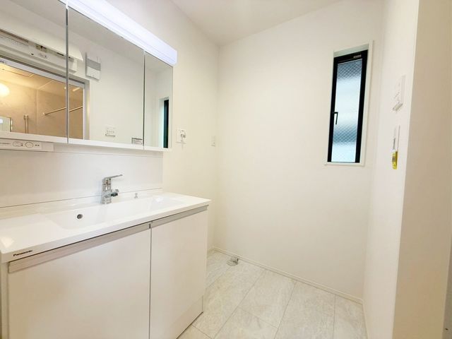 ���ʑ�E���ʏ� ���ʑ�Ɛ���@�u��E�E�߃X�y�[�X����������Ƃꂽ���ʎ��ł��B���[�̑������ʑ�Ȃ̂ŉƑ��F�l�̓��p�i������������[�o���܂���V�����[�w�b�h�t�Ŏg����������i�B�e���F2025.12.27�j