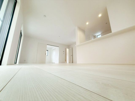 ���r���O ���邭���ꊴ�̂��郊�r���O�́A�i�`�������Ȉ�ۂł��B�ǂ�ȃC���e���A�Ƃ��������悭�A�I�Ԃ̂��y���݂ɂȂ�܂��ˁ�V���v���ȍ�肾����C���e���A�̔z�u�����R�Ɋy���߂܂��I�i�B�e���F2025.12.27�j