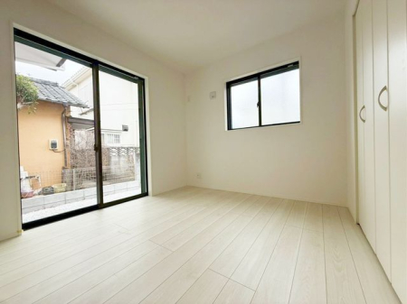 ���̑����� 2�ʍ̌��̂������Ȃ̂ŁA�z�̌������������荞�߂Ė��邢�����ł�������2�ʂ���̂ŊJ�����������ĕ��ʂ����ǍD�ł���|�J�|�J�̂����l�̌�����������C�����̗ǂ���Ԃł��i�B�e���F2025.12.27�j