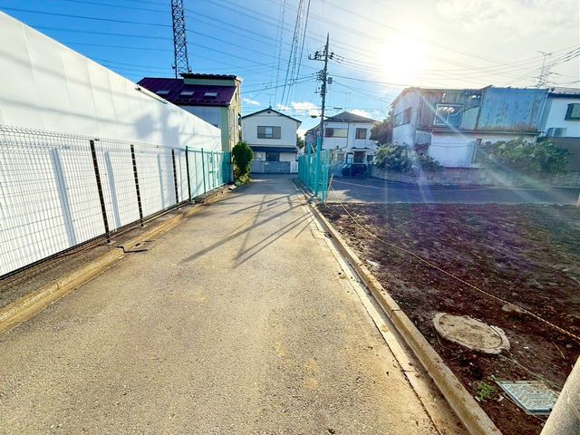 ���n�O�ώʐ^ �O�ʓ��H�͎Ԓʂ肪���Ȃ��r�C�K�X�⑛�����C�ɂ����������ƕ�点�܂��B���q�l�̒ʊw�����S���đ���o�����Ƃ��o���A���S���◎���������Z�����d��������Ƀs�b�^���ł���i�B�e���F2025.12.26�j