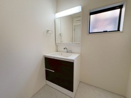 ���ʑ�E���ʏ� ���ʑ�Ɛ���@�u��E�E�߃X�y�[�X����������Ƃꂽ���ʎ��ł��B���[�̑������ʑ�Ȃ̂ŉƑ��F�l�̓��p�i������������[�o���܂���V�����[�w�b�h�t�Ŏg����������i�B�e���F2026.1.9�j