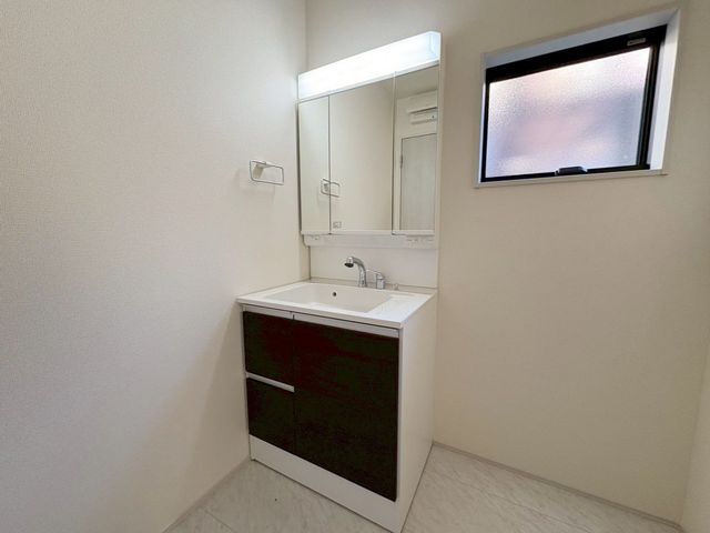 ���ʑ�E���ʏ� ���ʑ�Ɛ���@�u��E�E�߃X�y�[�X����������Ƃꂽ���ʎ��ł��B���[�̑������ʑ�Ȃ̂ŉƑ��F�l�̓��p�i������������[�o���܂���V�����[�w�b�h�t�Ŏg����������i�B�e���F2026.1.9�j