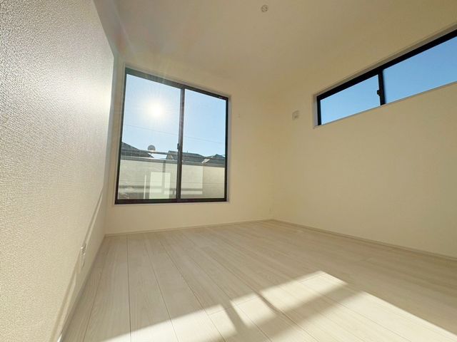 ���̑����� 2�ʍ̌��̂������Ȃ̂ŁA�z�̌������������荞�߂Ė��邢�����ł�������2�ʂ���̂ŊJ�����������ĕ��ʂ����ǍD�ł���|�J�|�J�̂����l�̌�����������C�����̗ǂ���Ԃł��i�B�e���F2026.1.9�j