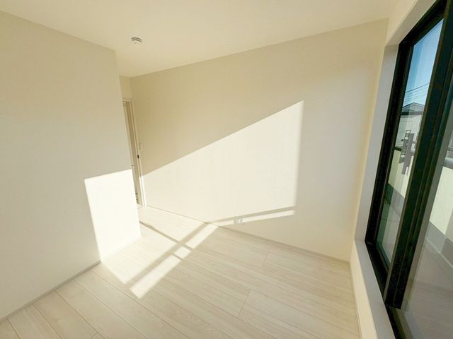 ���̑����� 2�ʍ̌��̂������Ȃ̂ŁA�z�̌������������荞�߂Ė��邢�����ł�������2�ʂ���̂ŊJ�����������ĕ��ʂ����ǍD�ł���|�J�|�J�̂����l�̌�����������C�����̗ǂ���Ԃł��i�B�e���F2026.1.9�j