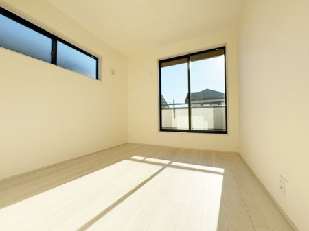 ���̑����� 2�ʍ̌��̂������Ȃ̂ŁA�z�̌������������荞�߂Ė��邢�����ł�������2�ʂ���̂ŊJ�����������ĕ��ʂ����ǍD�ł���|�J�|�J�̂����l�̌�����������C�����̗ǂ���Ԃł��i�B�e���F2026.1.9�j