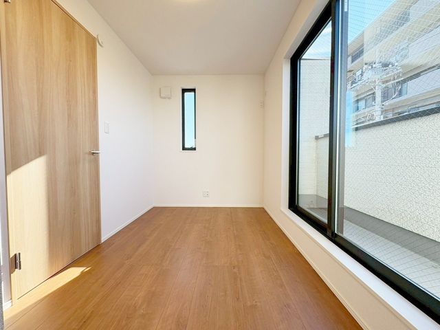 ���̑����� 2�ʍ̌��̂������Ȃ̂ŁA�z�̌������������荞�߂Ė��邢�����ł�������2�ʂ���̂ŊJ�����������ĕ��ʂ����ǍD�ł���|�J�|�J�̂����l�̌�����������C�����̗ǂ���Ԃł��i�B�e���F2026.1.9�j