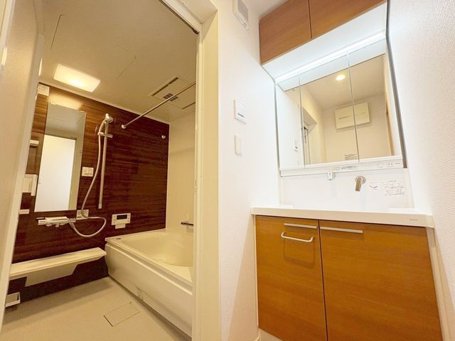 ���ʑ�E���ʏ� ���ʑ�Ɛ���@�u��E�E�߃X�y�[�X����������Ƃꂽ���ʎ��ł��B���[�̑������ʑ�Ȃ̂ŉƑ��F�l�̓��p�i������������[�o���܂���V�����[�w�b�h�t�Ŏg����������i�B�e���F2026.1.9�j