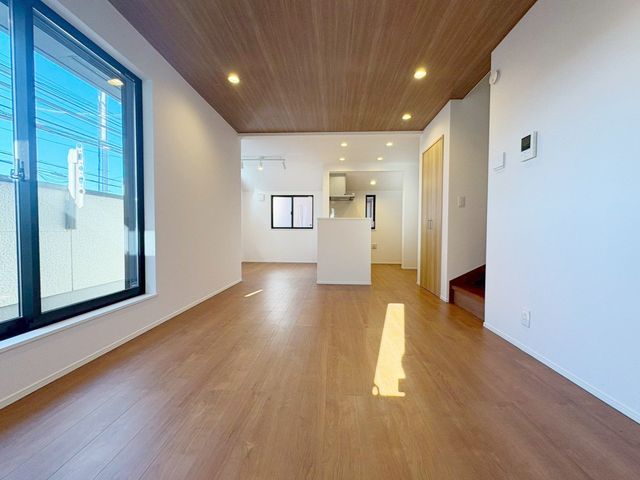 ���r���O ���邭���ꊴ�̂��郊�r���O�́A�i�`�������Ȉ�ۂł��B�ǂ�ȃC���e���A�Ƃ��������悭�A�I�Ԃ̂��y���݂ɂȂ�܂��ˁ�V���v���ȍ�肾����A�C���e���A�̔z�u�����R�Ɋy���߂܂��I�i�B�e���F2026.1.9�j