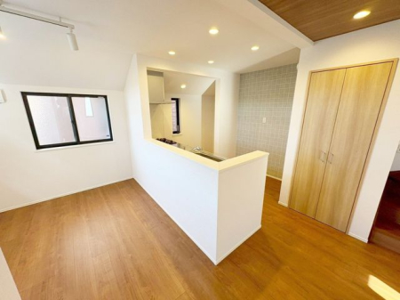 ���r���O �J���I�ȃL�b�`���́A���r���O�S�̂����n������S���̂���݌v�I���������Ƒ��Ƃ̃R�~���j�P�[�V�������Ƃ�āA�����Ȃ��q�l�̂��邲�ƒ�ɂ����ꂵ���|�C���g��i�B�e���F2026.1.9�j