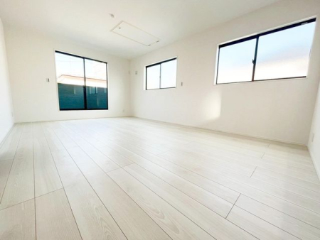 ���r���O 2�K���r���O�����炱���̌��z�V��I�����V��̂������ŋ�Ԃ����L���������܂��B�J����������A�O����̎������C�ɂȂ�Ȃ��A�S���炭�낰�郊�r���O�ł���i�B�e���F2026.1.22�j