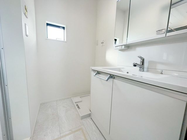 ���ʑ�E���ʏ� ���ʑ�Ɛ���@�u��E�E�߃X�y�[�X����������Ƃꂽ���ʎ��ł��B���[�̑������ʑ�Ȃ̂ŉƑ��F�l�̓��p�i������������[�o���܂���V�����[�w�b�h�t�Ŏg����������i�B�e���F2026.1.22�j