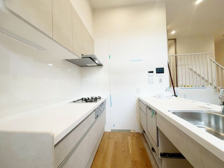 ���n�O�ώʐ^ �J���I�ȃL�b�`���́A���r���O�S�̂����n������S���̂���݌v�I���������Ƒ��Ƃ̃R�~���j�P�[�V�������Ƃ�āA�����Ȃ��q�l�̂��邲�ƒ�ɂ����ꂵ���|�C���g��i�B�e���F2025/12/13�j