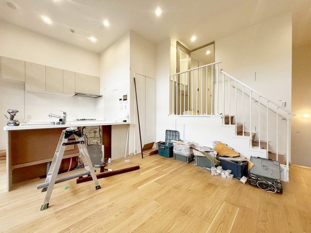 ���� ���邭���ꊴ�̂��郊�r���O�́A�i�`�������Ȉ�ۂł��B�ǂ�ȃC���e���A�Ƃ��������悭�A�I�Ԃ̂��y���݂ɂȂ�܂��ˁ�V���v���ȍ��Ȃ̂ŃC���e���A�̔z�u�����R�Ɋy���߂܂��I�i�B�e���F2025/12/13�j