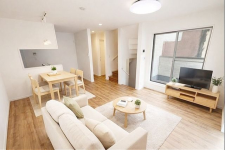 ���r���O �y�Ƌ��CG�ł��z���R�����������ރ��r���O�X�y�[�X�͂ƂĂ����S�n�̗ǂ���Ԃł��B���Ƒ����W�܂�������Ɖ߂�����u�e���̏�v�ɂȂ郊�r���O�𐥔񂲗�����������i�B�e���F�j