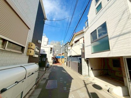 ���n�O�ώʐ^ �O�ʓ��H�͎Ԓʂ肪���Ȃ��r�C�K�X�⑛�����C�ɂ����������ƕ�点�܂��B���q�l�̒ʊw�����S���đ���o�����Ƃ��o���A���S���◎���������Z�����d��������Ƀs�b�^���ł���i�B�e���F2026.1.30�j